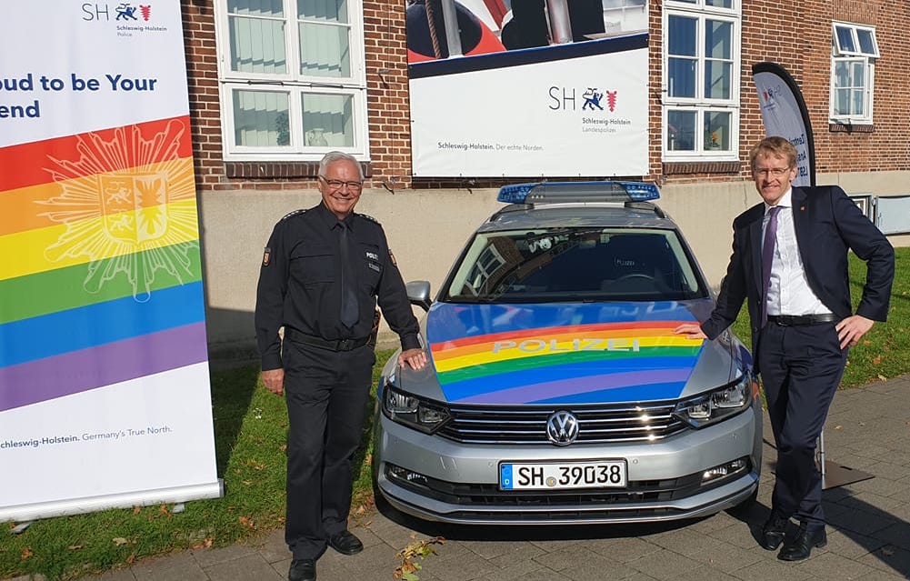 Jens Puschmann präsentiert den extra umgestalteten Streifenwagen Schleswig-Holsteins Ministerpräsidenten Daniel Günther (Foto: J. Puschmann)